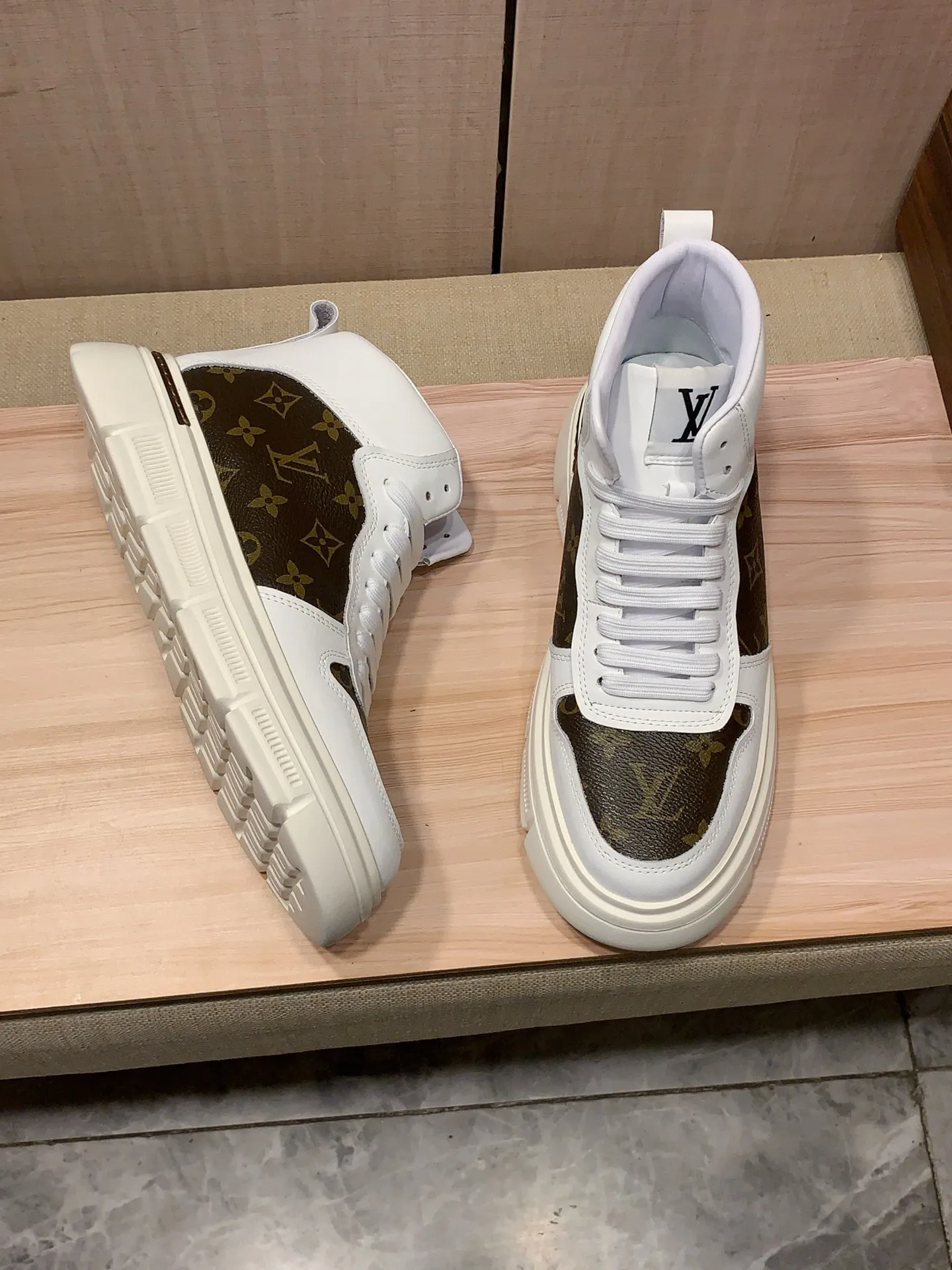 High-top men's shoes 💰442💰💰🎩🎩[Lightning][Lightning] "Lv*" The latest • popular casual shoes, top brand [Seduce] luxury~purchase, top~quality. [Strong] The upper is made of imported breathable cowhide with material ➕ breathable sheepskin feet (•) and fine workmanship. The original stylish and stylish soft rubber wear-resistant and non-slip outsole is light and comfortable on the feet. The real thing looks better when photographed. 122: code: 38-44, 2️⃣ colors selected
